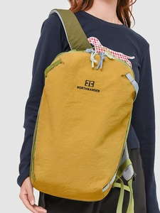 Grande zaino outdoor giallo senape con cinghie verdi per viaggi e pendolari