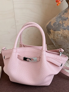 Sac seau en cuir grainé rose clair avec boucle argentée et bandoulière réglable