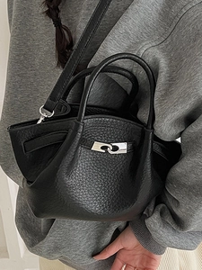 Sac seau tendance en cuir noir avec boucle argentée et bandoulière amovible pour femme