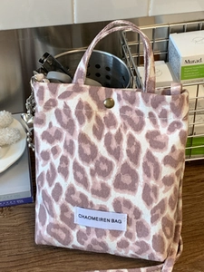 Sac bandoulière tendance en toile léopard avec pendentif cœur et poignée supérieure