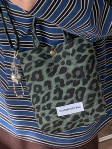 Sac bandoulière en toile léopard vert avec pendentif coeur argenté et fermoir pression