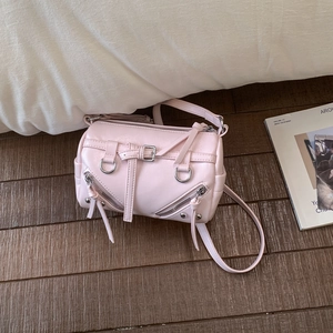 Detailansicht der hellrosa Zylindertasche aus Leder mit silbernen Metallschnallen
