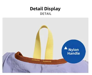 Détail de la poignée en nylon jaune renforcé sur le sac à dos de randonnée violet