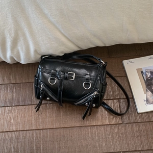 Detailansicht der schwarzen Retro-Motorradtasche mit Metallreißverschlüssen und glänzendem PU