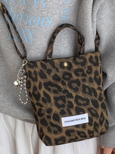 Sac fourre-tout tendance à imprimé léopard avec poignée et pendentif cœur pour femme
