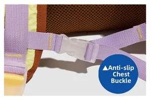 Détail de la boucle de poitrine violette antidérapante et du filet brun respirant