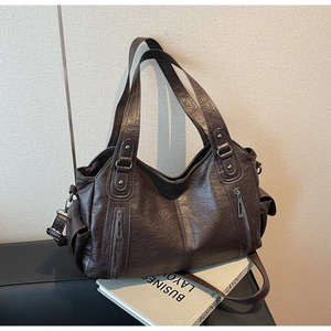 Détail du sac cabas vintage marron montrant la texture du cuir PU et les poches latérales