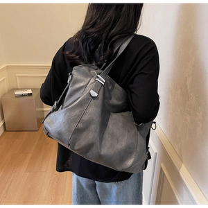 Détail du grand sac cabas gris foncé en similicuir vintage avec des boucles en métal argenté