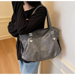 Vue détaillée du grand sac cabas gris avec texture cuir vintage et boucle argentée
