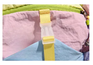 Détail d'un sac à dos de randonnée étanche avec boucle en plastique et tissu en nylon léger