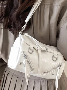 Weiße Unterarmtasche im Moto-Stil aus Leder mit Metallreißverschlüssen und Quasten