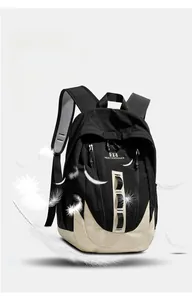 Détail du sac à dos de voyage léger noir et beige avec effet de plumes flottantes