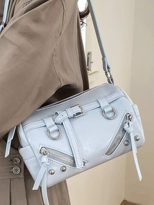 Hellblaue Umhängetasche aus Lackleder im Biker-Stil mit Reißverschlüssen und Nieten