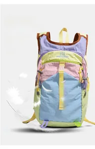 Vue détaillée du sac à dos de randonnée étanche multicolore en tissu nylon ultra léger