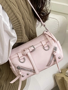 Rosa Achseltasche aus Kunstleder mit silbernen Schnallen und Punk-Hardware-Stil