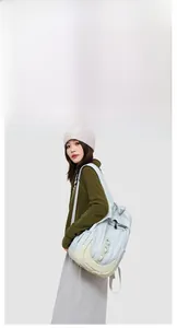 Vue détaillée du sac à dos léger en nylon résistant à l'eau aux couleurs bleu et jaune