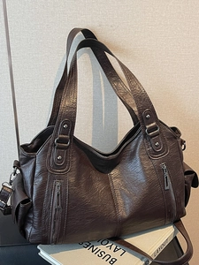Brown vintage faux leather tote bag with large capacity and multi-pocket detail