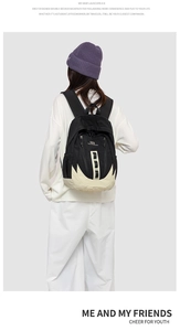 Détail du sac à dos contrasté en tissu noir résistant avec base de couleur beige clair