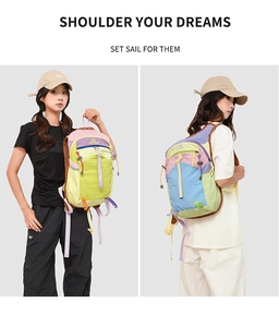 Détail du sac à dos extérieur multicolore avec bretelles rembourrées et boucles clips