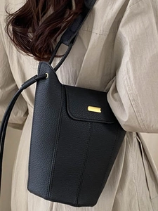 Sac seau vintage en cuir noir avec motif litchi et plaque métallique dorée élégante