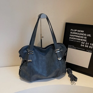 Détail du sac cabas en cuir texturé vintage avec boucles et sangles en métal argenté