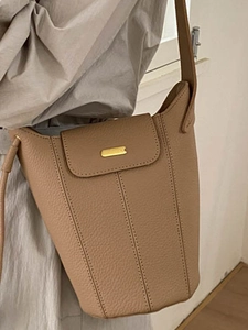 Sac seau vintage camel en cuir grainé avec détails dorés et bandoulière large