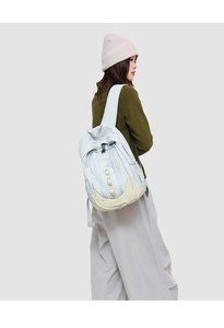 Détail du sac à dos en nylon imperméable avec bandes réfléchissantes et poches zippées