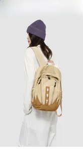 Vue détaillée du sac à dos en nylon résistant à l'eau avec poche filet et bretelles