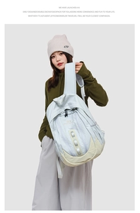 Détail du sac à dos bleu clair en nylon imperméable avec bandes réfléchissantes sur mannequin