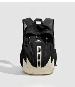 Vue de face du sac à dos contrasté noir et blanc avec plusieurs poches zippées et logo
