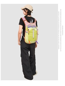 Détail d'un sac à dos de randonnée étanche coloré avec cordon de serrage et panneaux