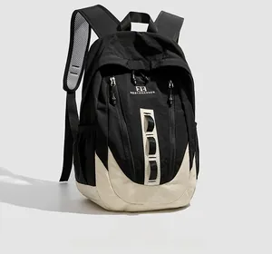 Vue latérale d'un sac à dos tendance bicolore en nylon résistant avec bretelles