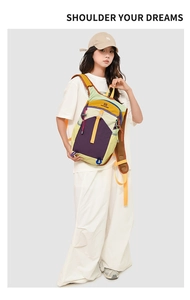 Détail du sac à dos de randonnée coloré avec bretelles en maille respirante