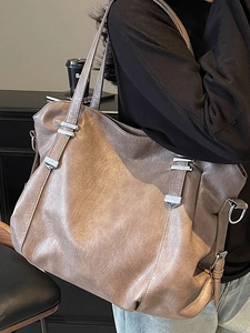 Grand sac cabas minimaliste taupe pour femme avec détails argentés et grand volume