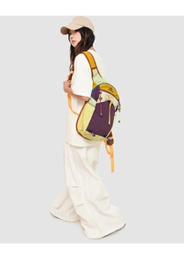 Détail d'un sac à dos d'extérieur imperméable avec design patchwork et bretelles