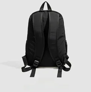 Vue détaillée du dos du sac à dos noir montrant les bretelles rembourrées larges