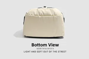 Vue du fond plat du sac à dos en nylon matelassé crème léger montrant la texture douce