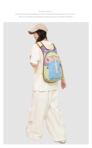 Détail d'un sac à dos de randonnée en nylon imperméable multicolore aux bretelles jaunes