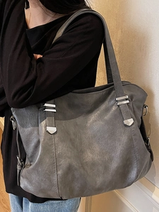 Grand sac cabas rétro gris pour femme avec boucle métallique argentée et style minimaliste