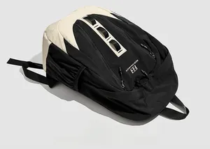 Détails du sac à dos bicolore avec sangles fonctionnelles et fermetures éclair robustes