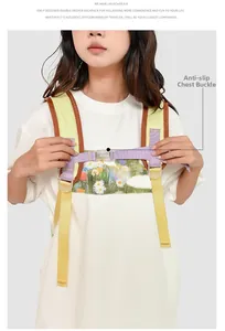 Détail d'un sac à dos de voyage léger avec une sangle de poitrine violette antidérapante