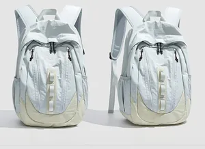 Vues de face et de côté d'un sac à dos en nylon résistant à l'eau bleu clair et beige