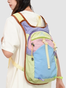 Sac à dos de randonnée imperméable et léger avec un design coloré à panneaux multiples