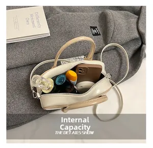 Capacité de stockage interne du sac baguette beige avec téléphone et cosmétiques