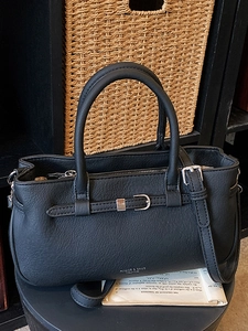 Minimalist black lychee texture handbag with silver metal buckle and detachable shoulder strap
