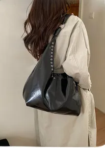 Mannequin portant un grand sac cabas noir en similicuir avec œillets métalliques