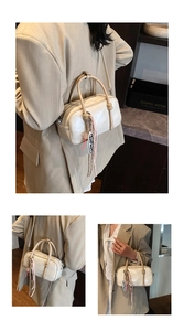 Détails d'un sac Boston beige montrant divers styles de porté et son pendentif à pompon
