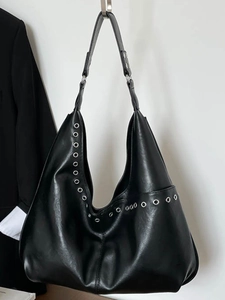 Sac hobo croissant en cuir PU noir chic avec rivets argentés pour femmes