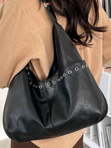 Sac fourre-tout hobo rétro en cuir noir avec œillets argentés et large bandoulière