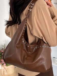 Sac fourre-tout chic en cuir marron avec œillets métalliques et bandoulière style bohème